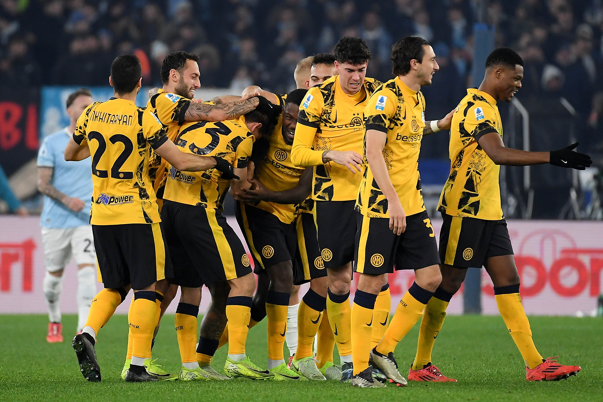 电竞综合平台-拉齐奥发布备战花絮，窗口期门线救险，欧联任务艰巨，心理建设被强调(拉齐奥中文官网)